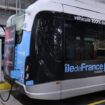 Bus électrique en recharge, arborant le logo Île-de-France Mobilités.