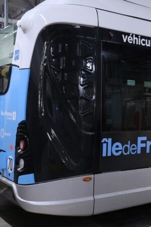 Bus électrique en recharge, arborant le logo Île-de-France Mobilités.