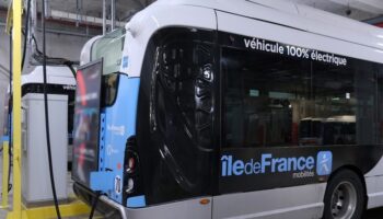 Bus électrique en recharge, arborant le logo Île-de-France Mobilités.