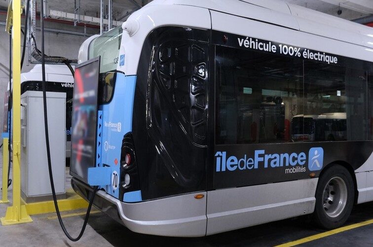 Bus électrique en recharge, arborant le logo Île-de-France Mobilités.