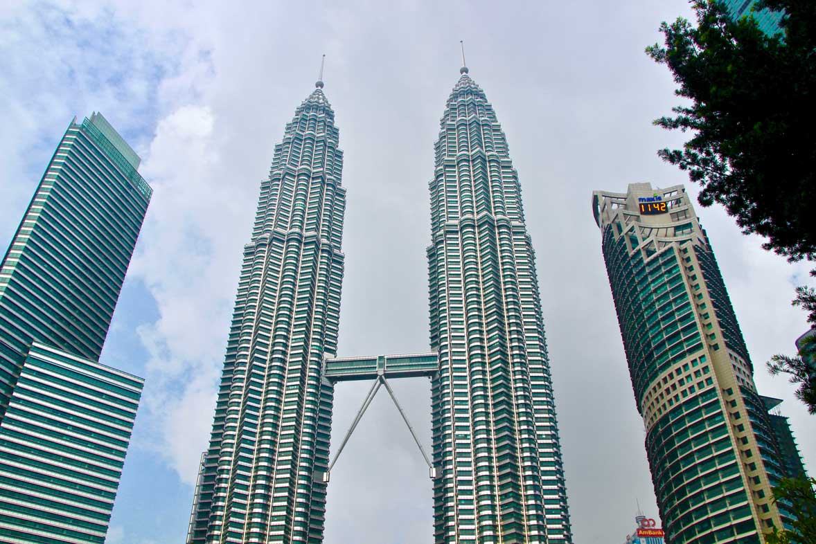 Photographie des Tours Petronas, un complexe de bureaux jumelé situé à Kuala Lumpur, en Malaisie.